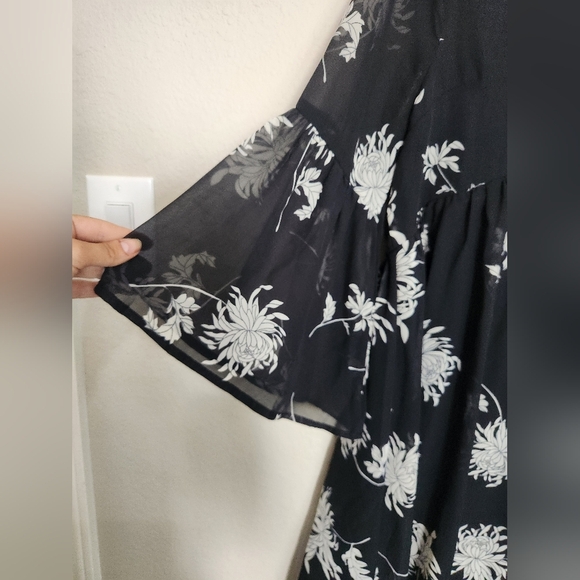 Entro Floral Vneck Boho Mini Dress Size Medium - Picture 3 of 7